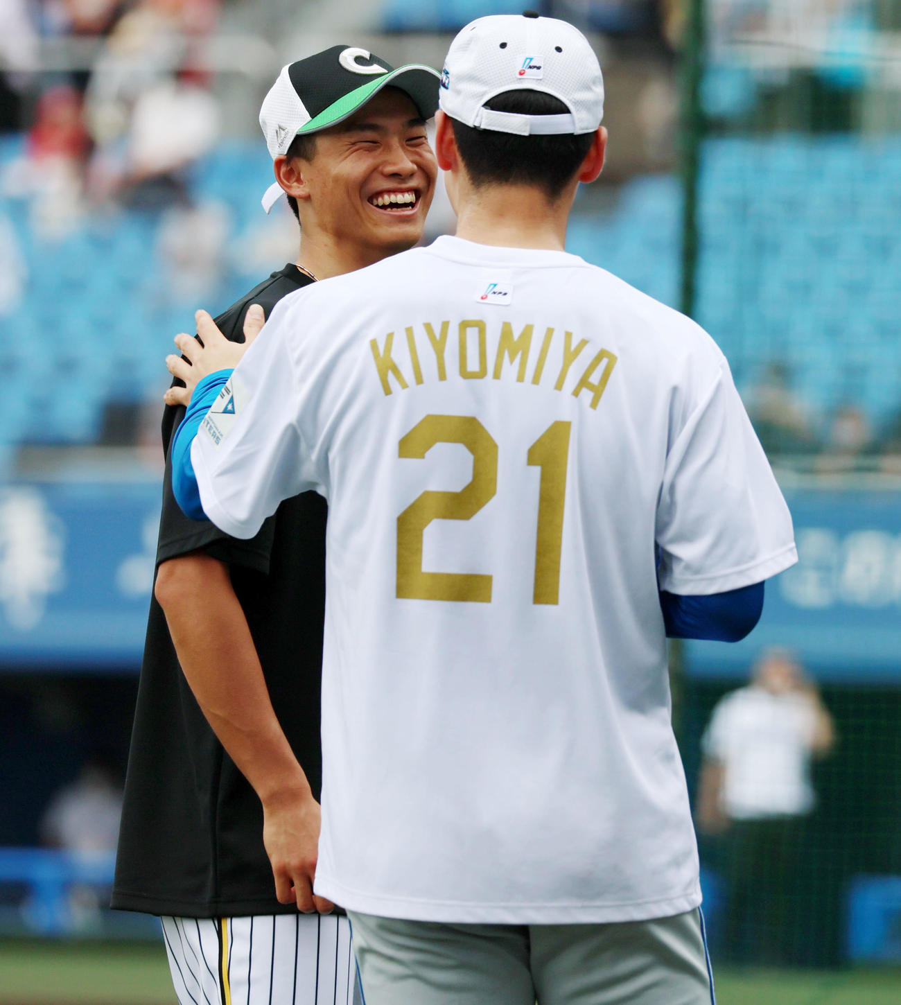 全セ対全パ　日本ハム清宮幸太郎（右）と談笑する阪神湯浅京己（撮影・加藤哉）