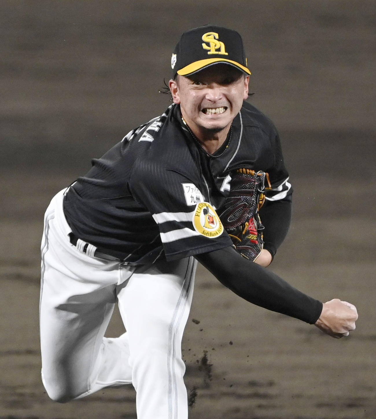 4回、4番手で登板した全パ・ソフトバンク東浜（共同）