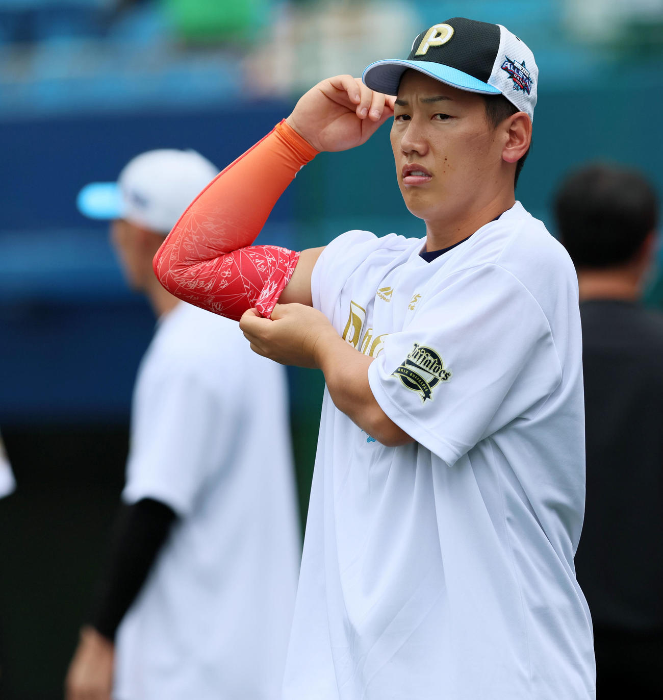 全セ対全パ　力こぶにアームカバーをつけるオリックス吉田正尚（撮影・加藤哉）