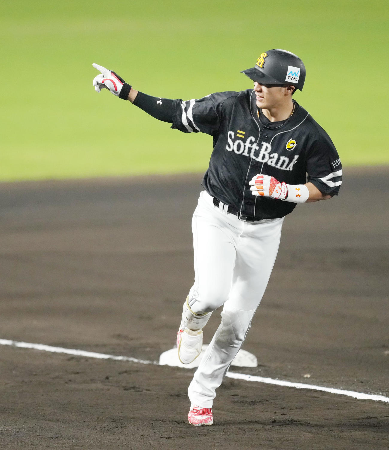 全セ対全パ　6回表全パ1死、左越えに本塁打を放ち、ベンチを指さす柳田（撮影・菅敏）