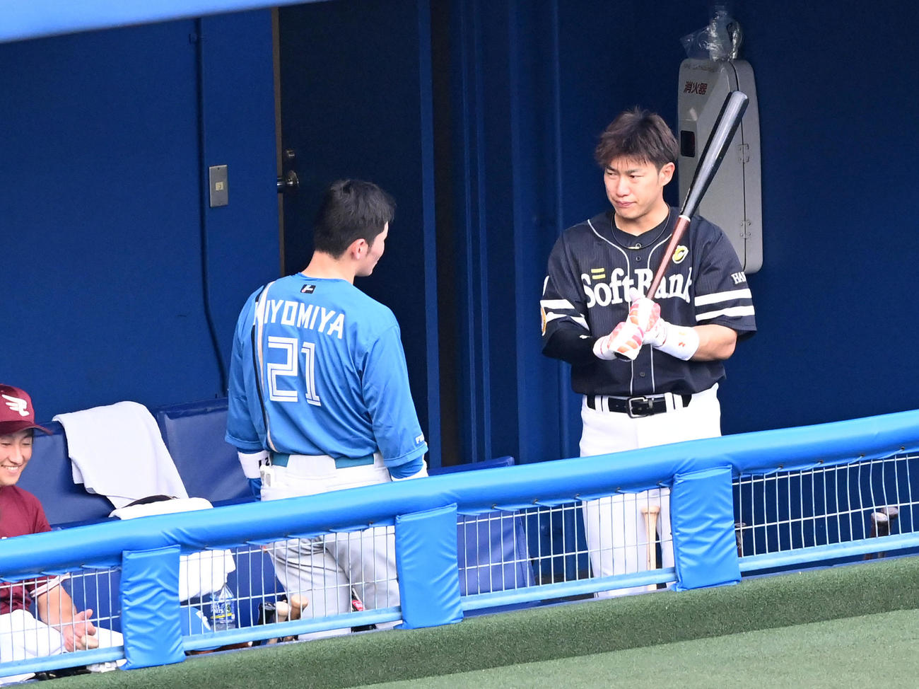 全セ対全パ　試合前に打撃談義を行う日本ハム清宮（左）とソフトバンク柳田（撮影・前岡正明）