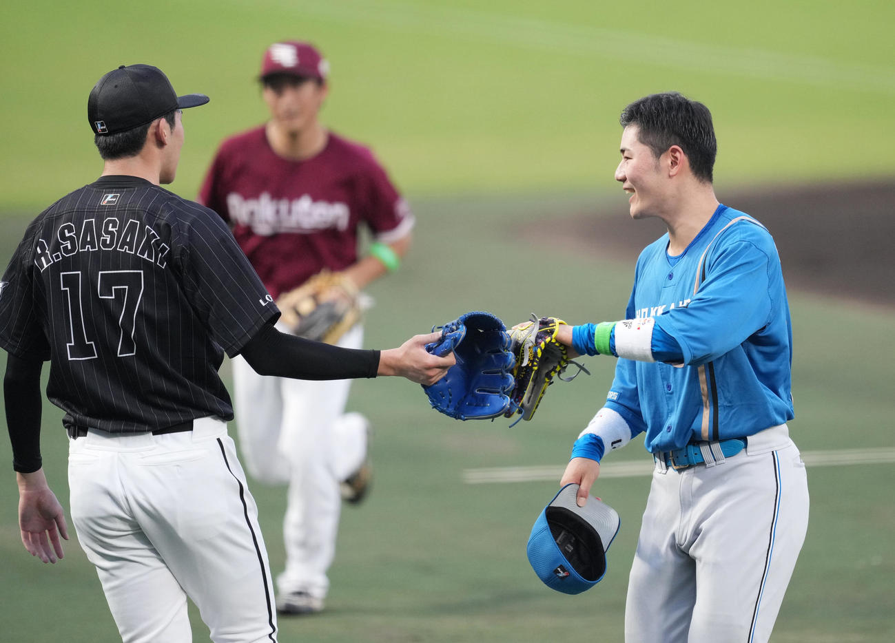 全セ対全パ　1回の投げ終え、清宮（右）をタッチで迎える佐々木朗（撮影・菅敏）
