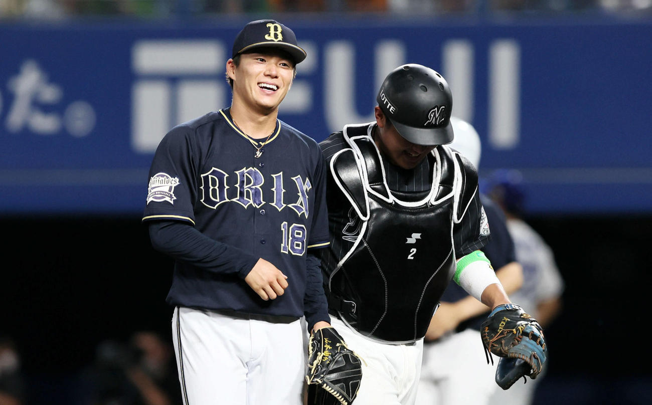 全セ対全パ　3回裏を無失点に抑えた山本由伸（左）は捕手松川虎生と笑顔で引き揚げる（撮影・加藤哉）