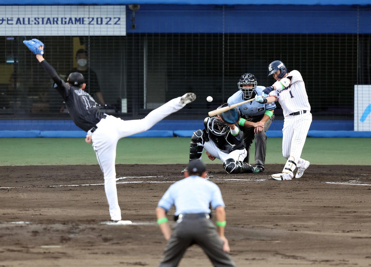 全セ対全パ　1回裏全セ1死一塁、山田は右前打を放つ。投手佐々木朗（撮影・浅見桂子）
