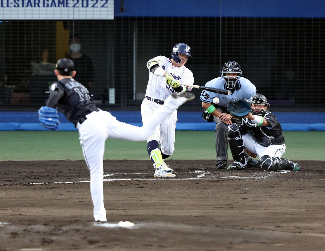 全セ対全パ　1回裏全セ1死一、二塁、村上は中前打を放つ。佐々木朗（撮影・浅見桂子）