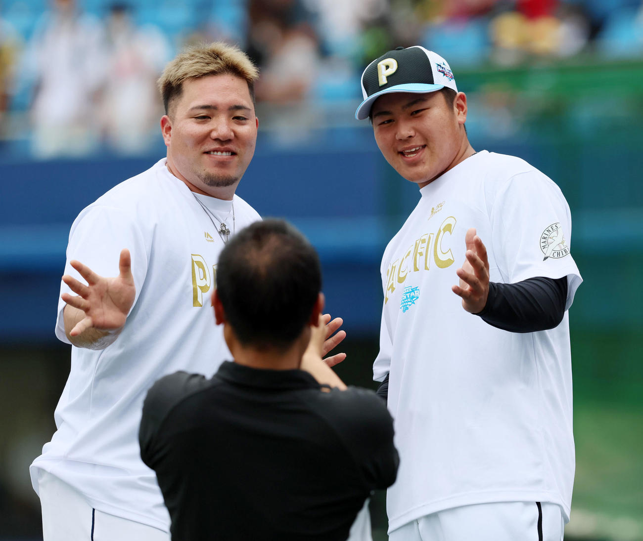 全セ対全パ　松川（右）と記念写真を撮る山川（撮影・加藤哉）