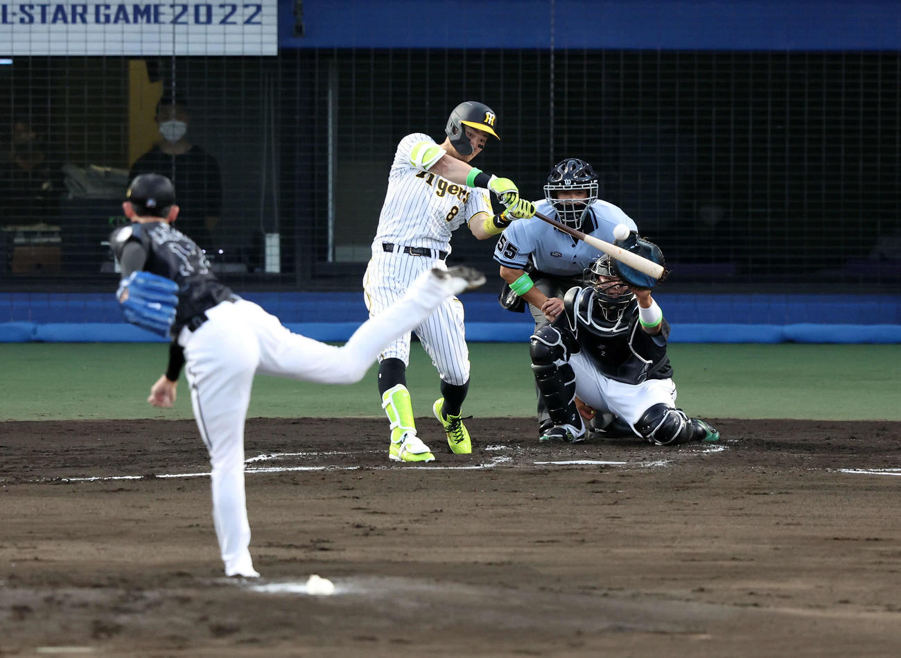 全セ対全パ　1回裏全セ1死1死満塁、佐藤輝は先制左犠飛を放つ。投手佐々木朗（撮影・浅見桂子）