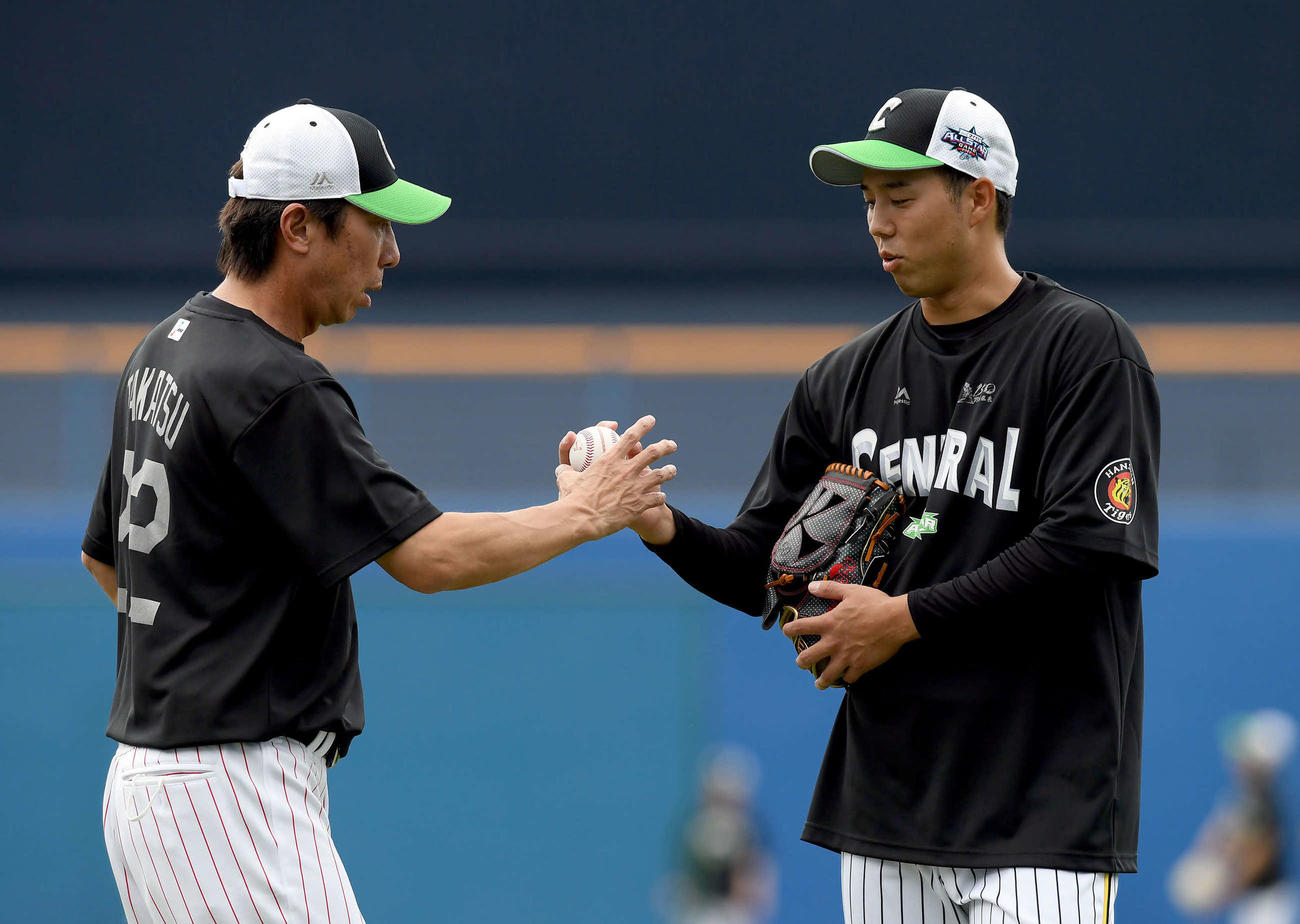 全セ対全パ　高津臣吾監督からシンカーの握りを教えてもらう青柳（撮影・たえ見朱実）