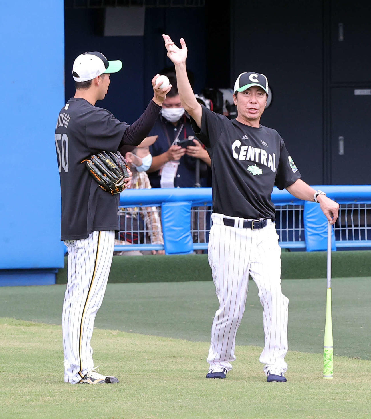 全セ対全パ　試合前練習中、投球談議をする高津監督（右）と青柳（撮影・浅見桂子）