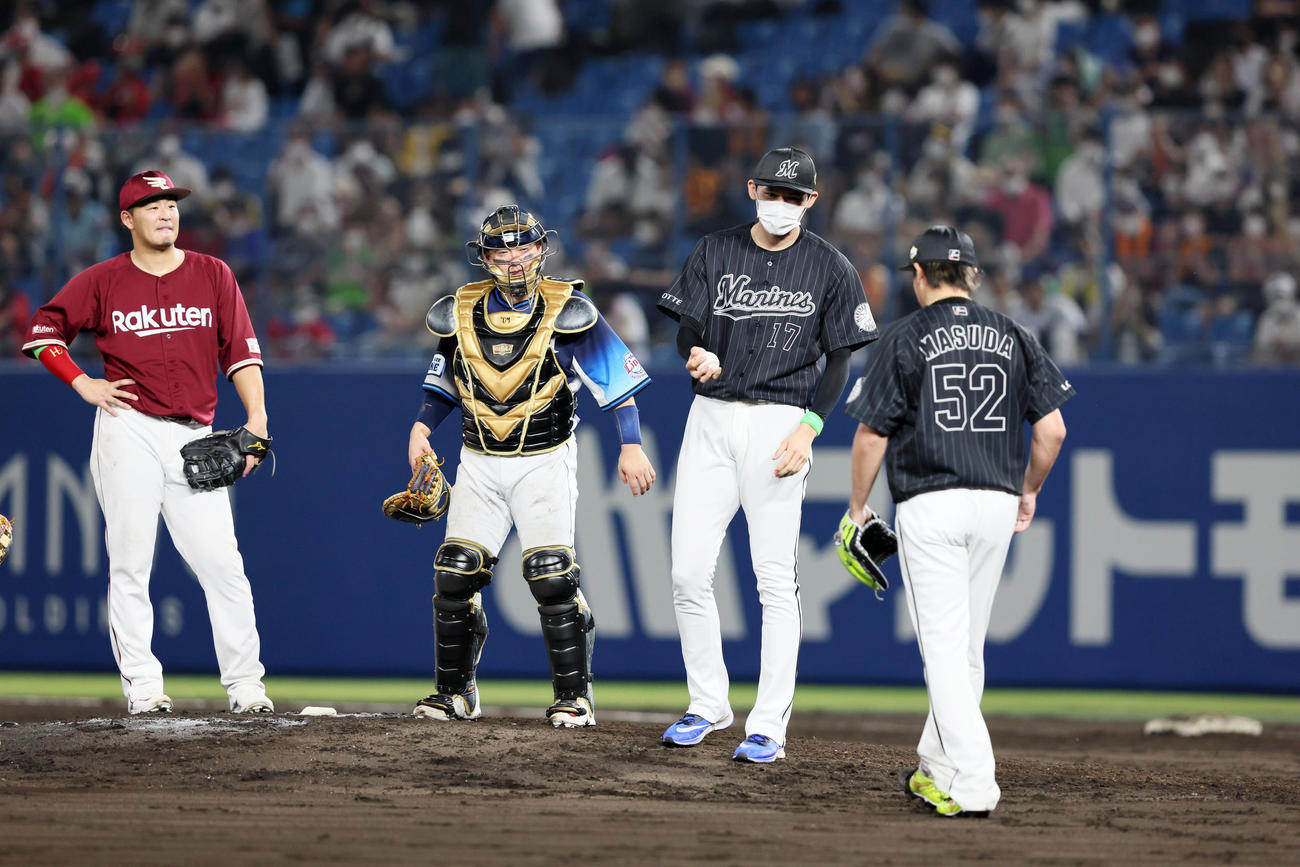 全セ対全パ　9回裏全セ2死、登板する益田（右）へボールを渡すためにマウンドで待つ佐々木朗（同2人目）（撮影・加藤哉）