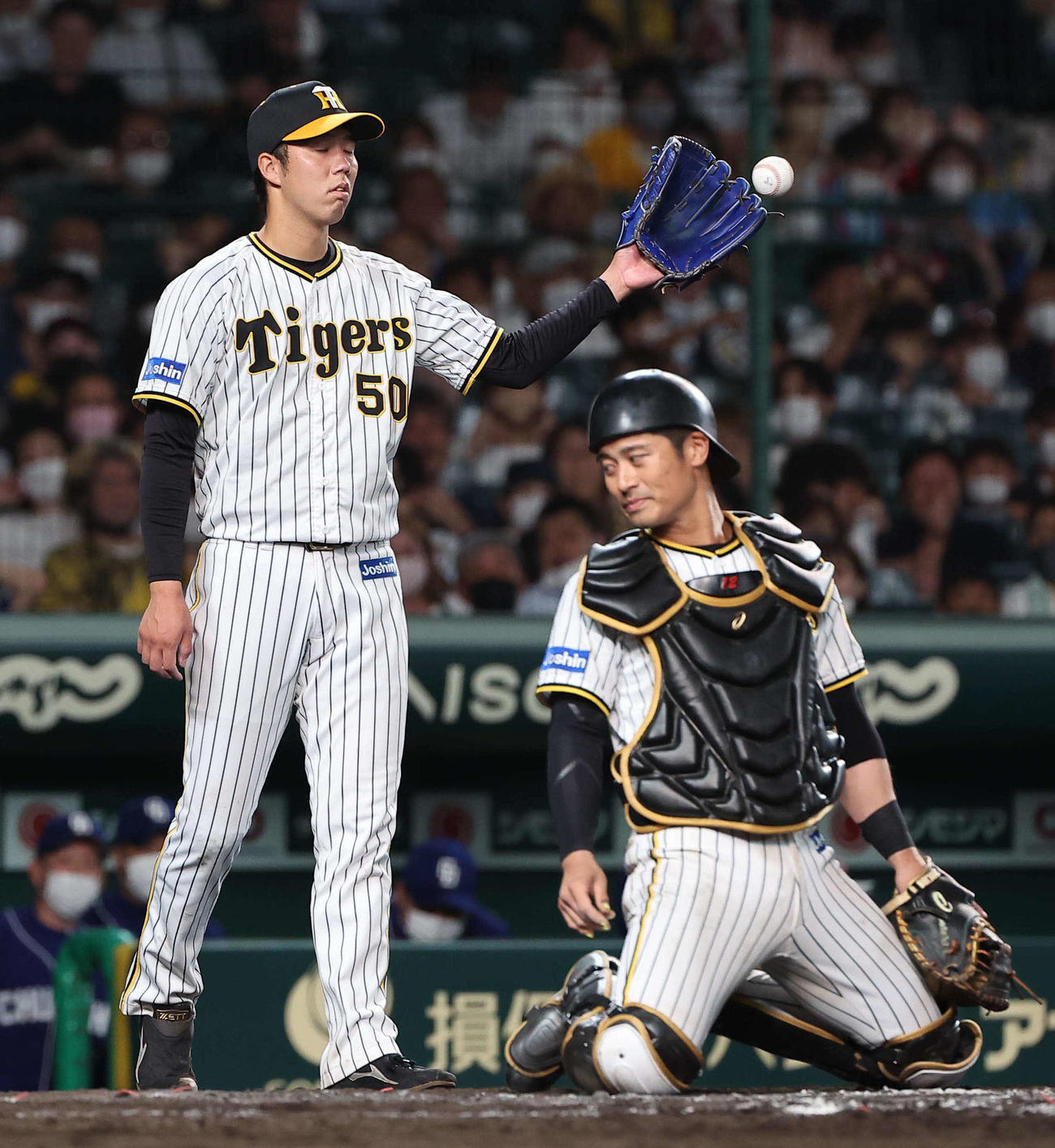 6月24日、阪神対中日　青柳（左）とバッテリーを組む坂本