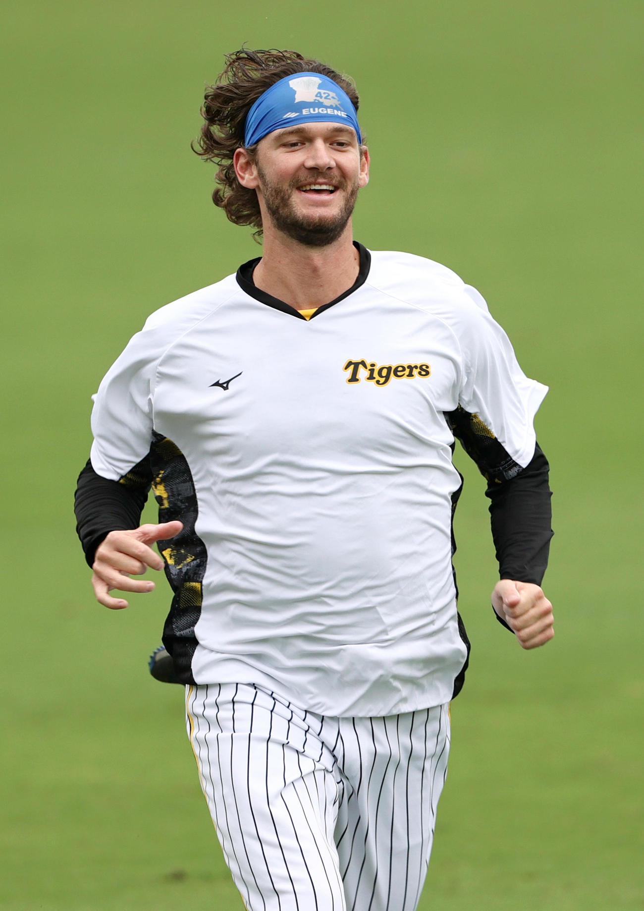 試合前の練習で笑顔を見せる阪神ケラー（22年7月14日撮影）