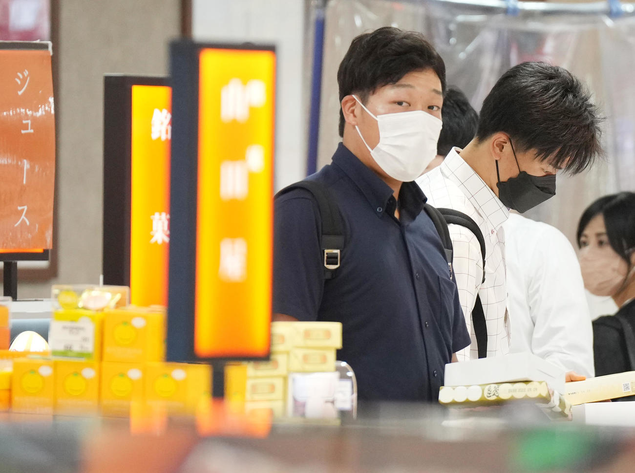オールスターを終え、松山空港の売店でお土産を購入する阪神大山（撮影・菅敏）