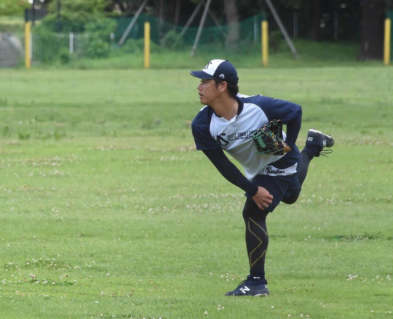 入念にキャッチボールを行うヤクルト小川（撮影・鈴木正章）