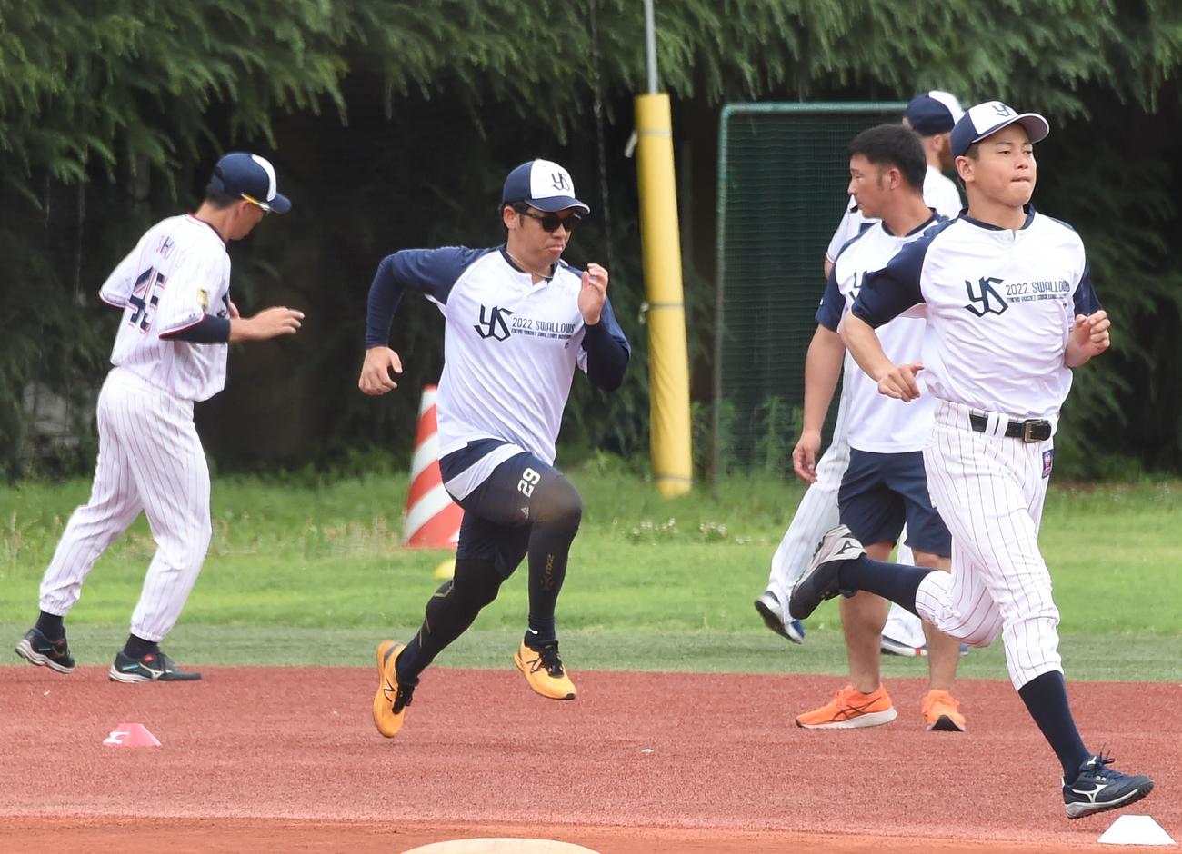 ダッシュするヤクルト小川（中央）。右は山崎（撮影・鈴木正章）