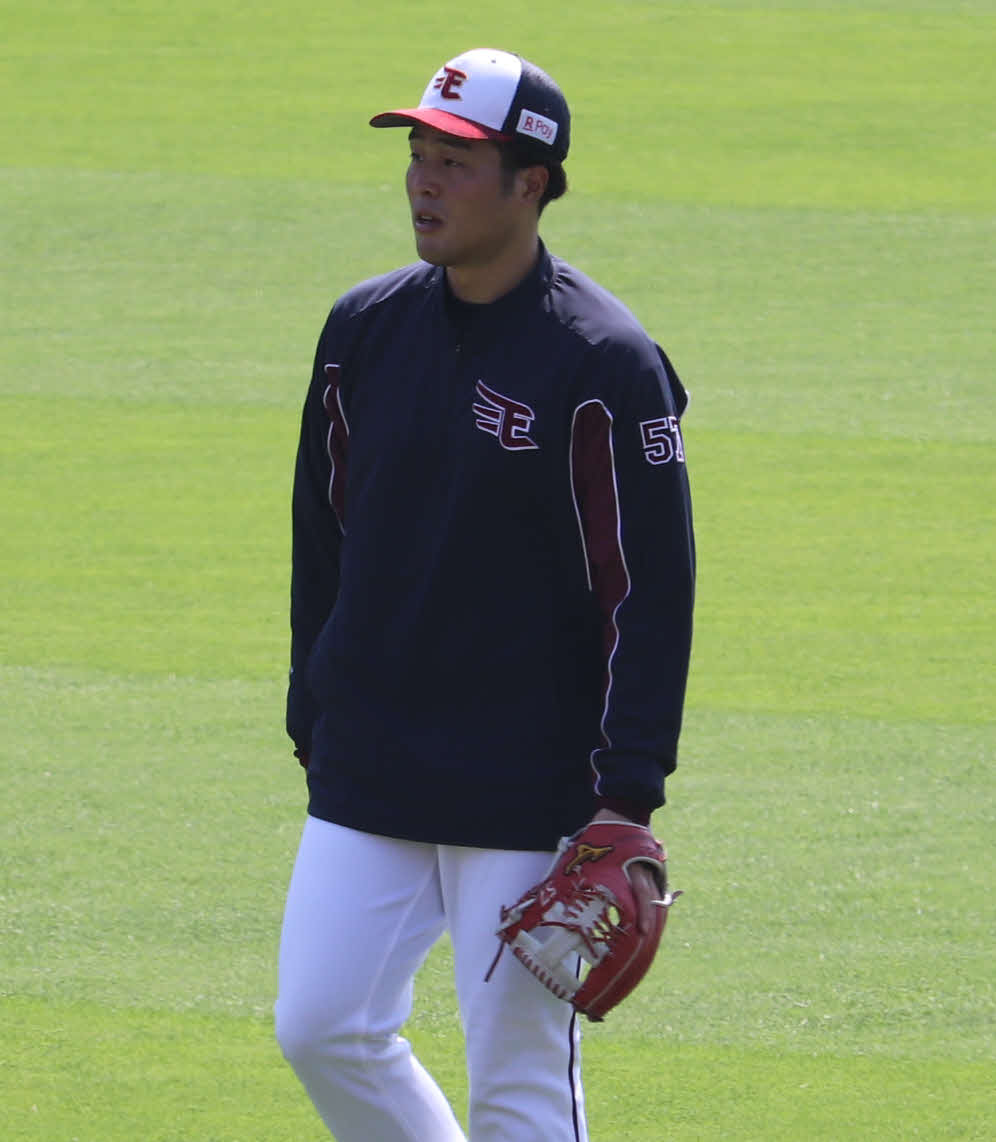 長袖を着て練習に臨む楽天滝中