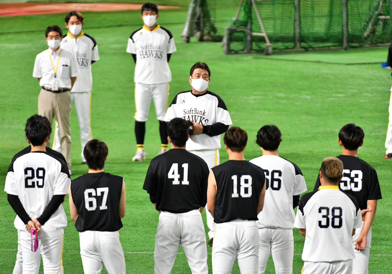 全体練習開始前、ナインに言葉をかける藤本監督（2022年7月27日撮影）