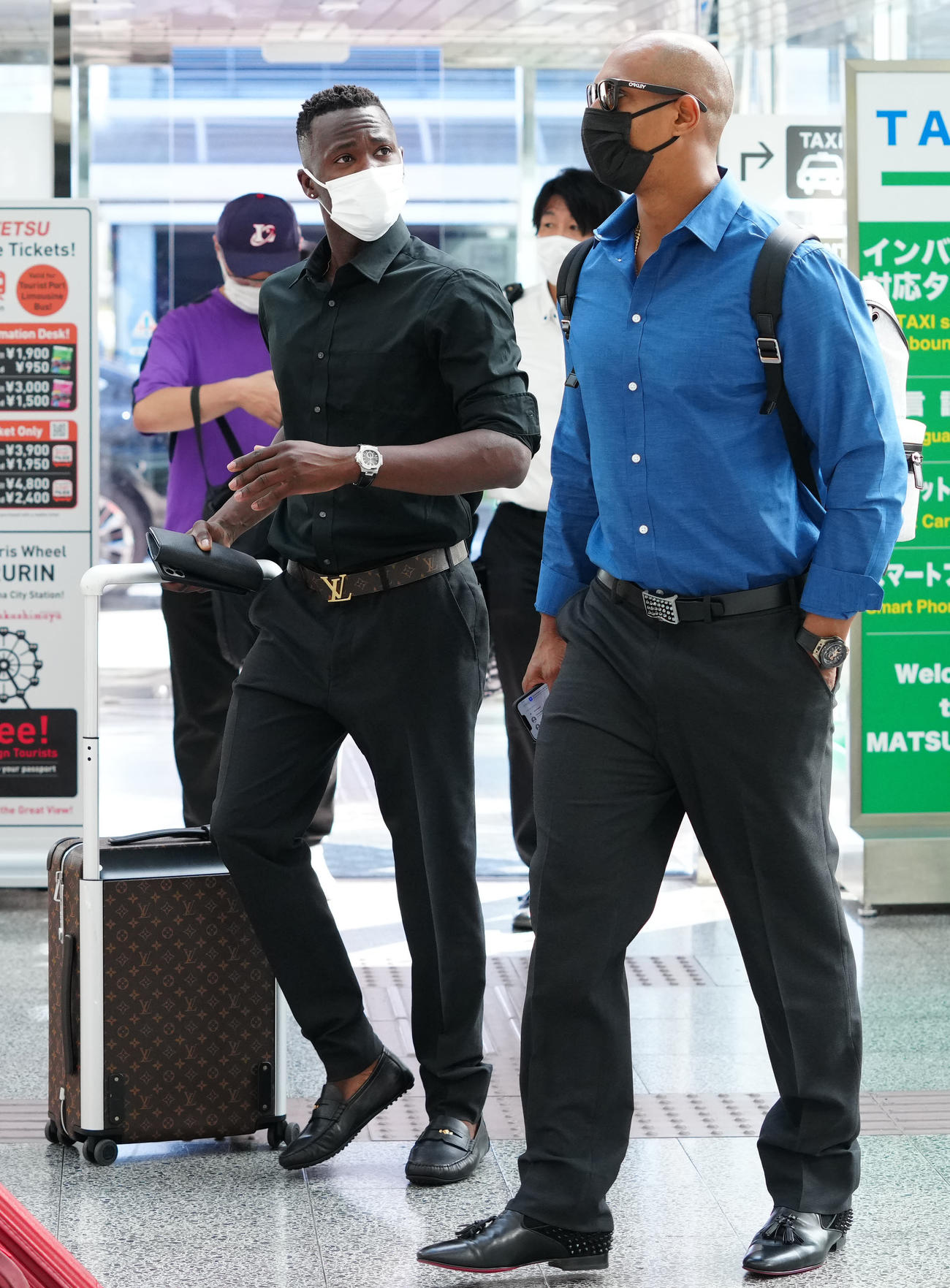 オールスター第2戦から一夜明け、松山空港に到着したソフトバンク・モイネロ（左）とグラシアル（撮影・江口和貴）
