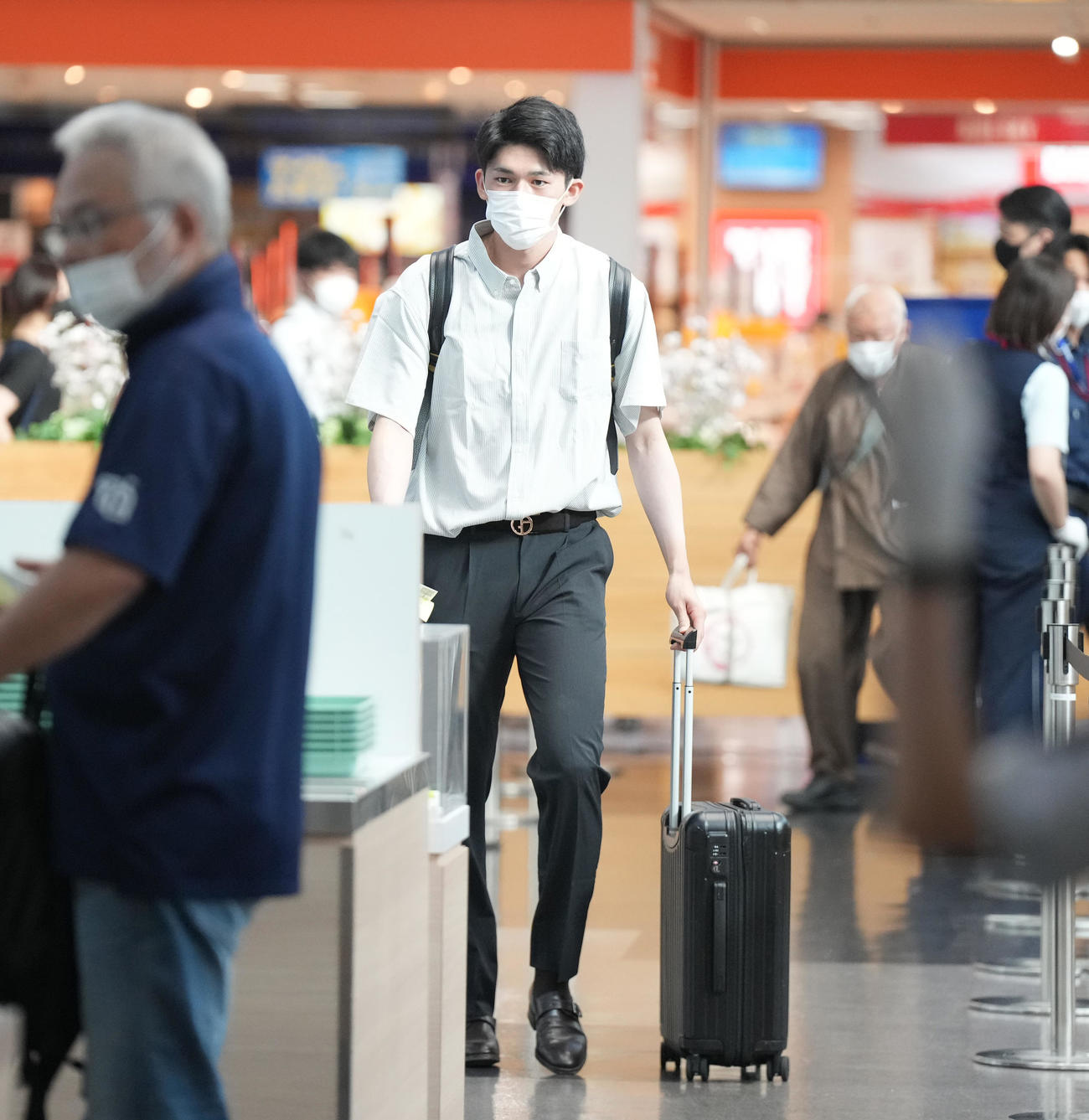 オールスターを終え、松山空港に姿を見せたロッテ佐々木朗（撮影・菅敏）