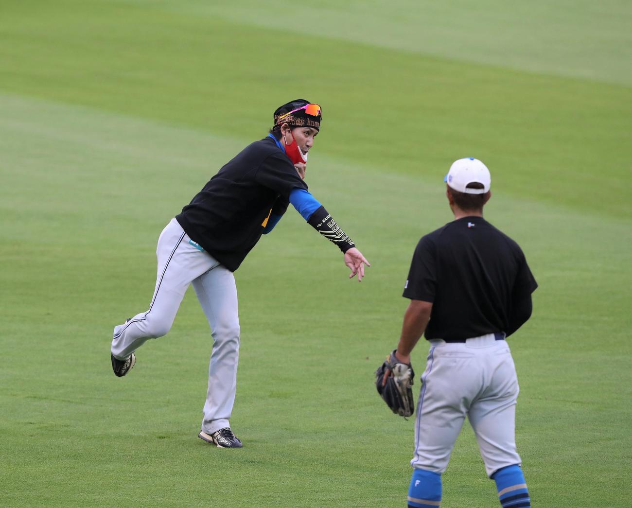 今川にスローイングの指導をする日本ハム新庄監督（撮影・黒川智章）