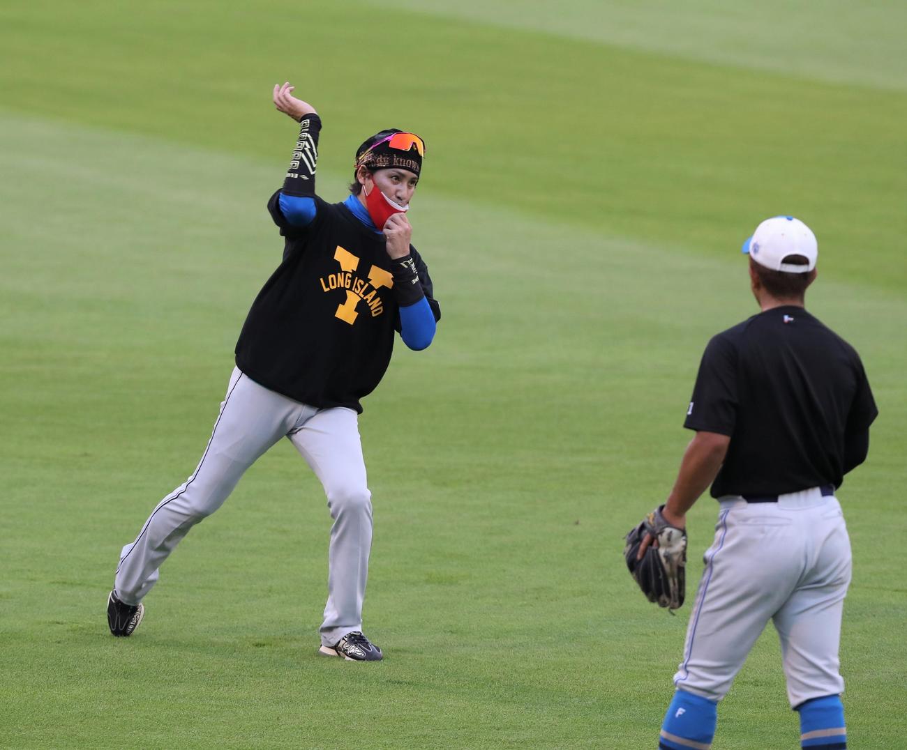 今川にスローイングの指導をする日本ハム新庄監督（撮影・黒川智章）