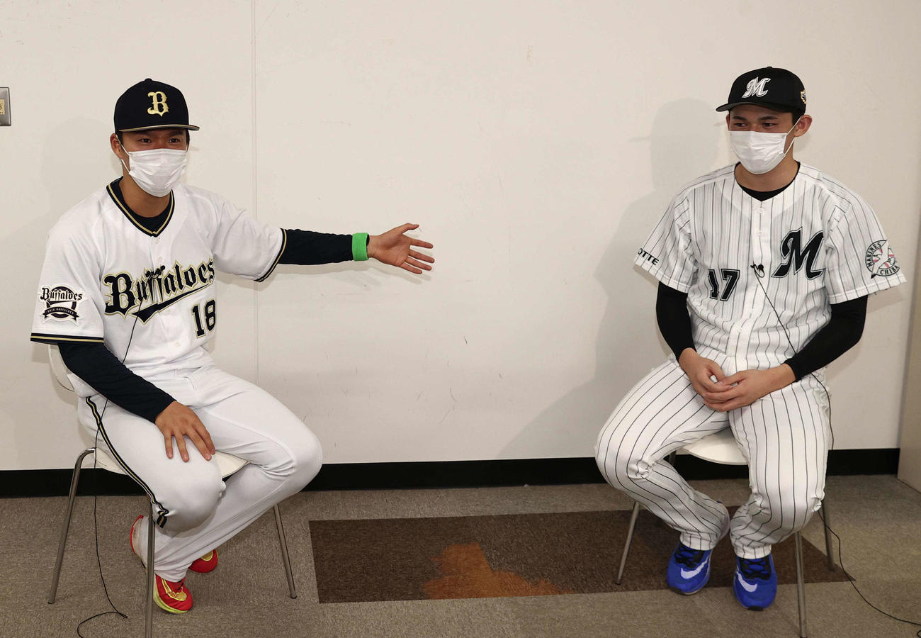 インタビューを受けるオリックス山本（左）とロッテ佐々木朗（撮影・上田博志）