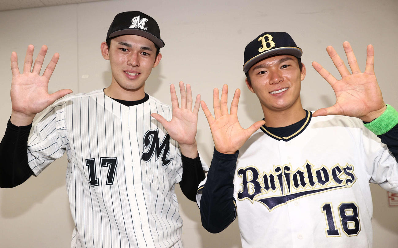 笑顔を見せながらポーズを決めるロッテ佐々木朗（左）とオリックス山本（撮影・上田博志）