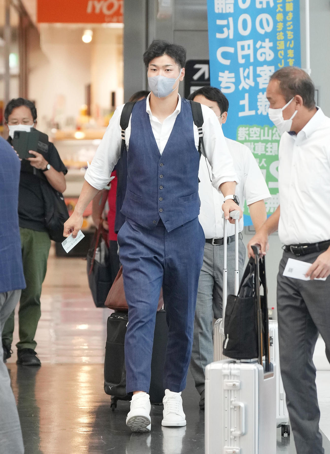 オールスターを終え、移動する阪神佐藤輝（撮影・菅敏）
