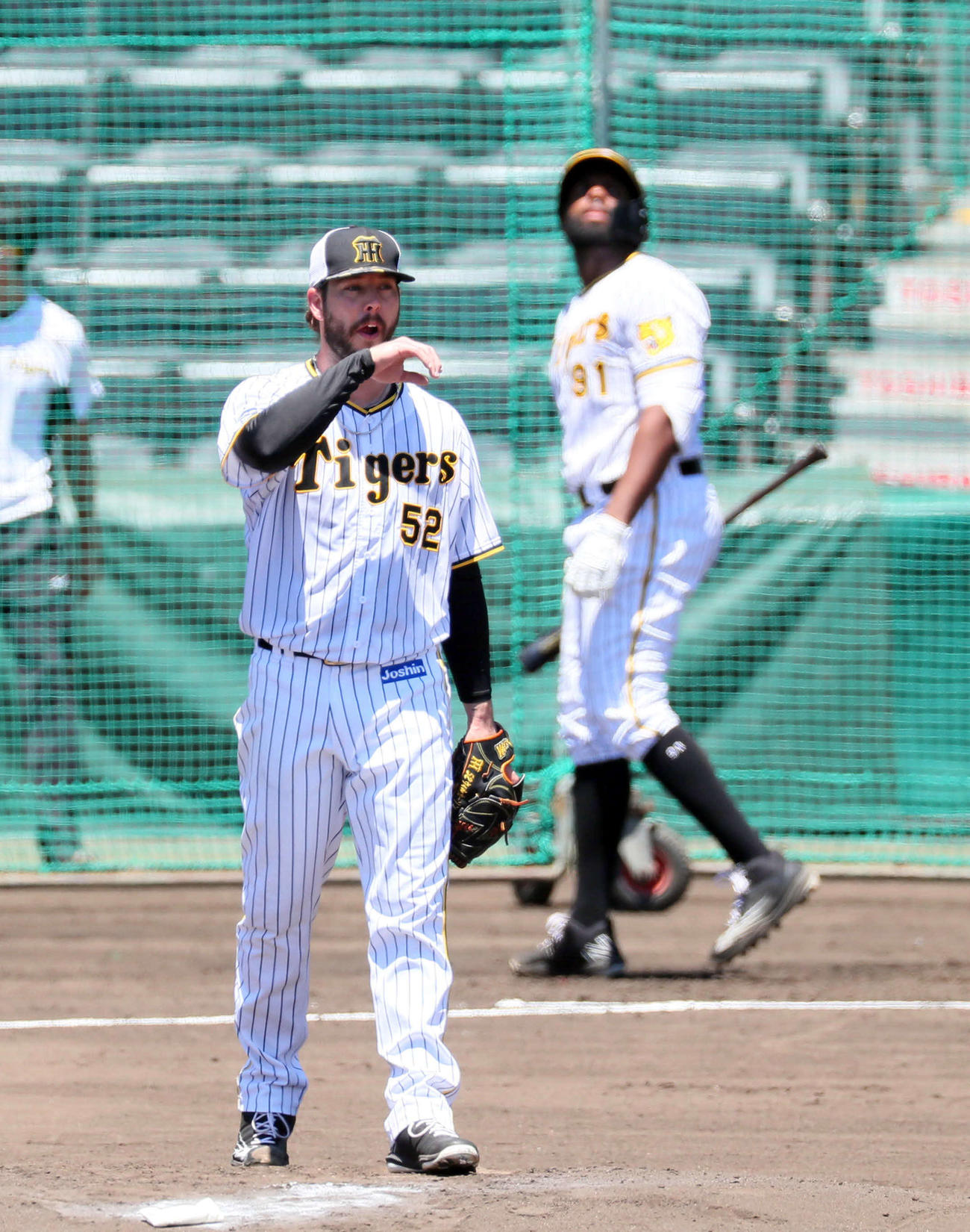 シート打撃に登板したウィルカーソンは、ロドリゲス（右後方）を内野フライに仕留める（撮影・宮崎幸一）