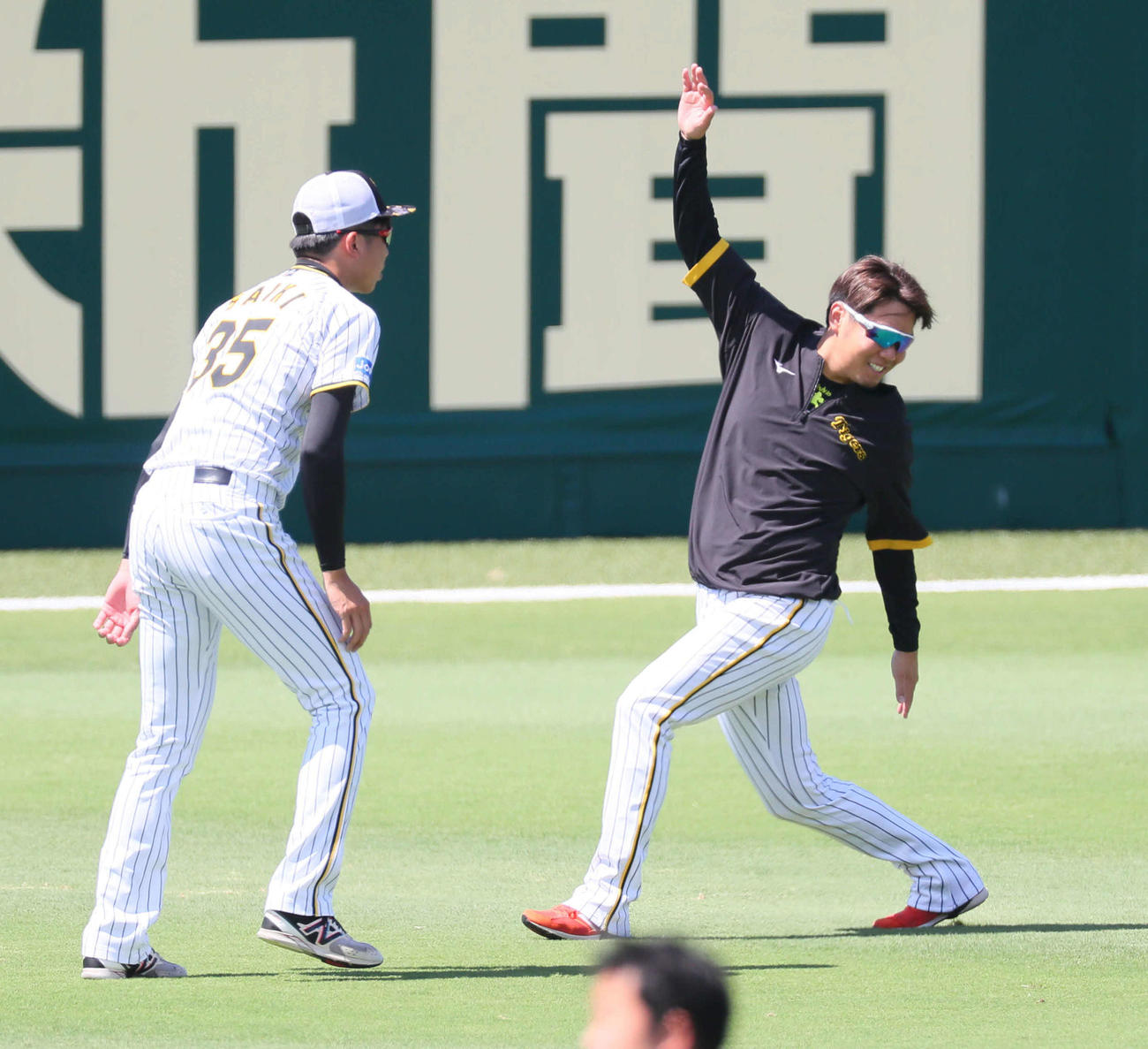 ウオームアップする才木（左）と西勇（撮影・宮崎幸一）
