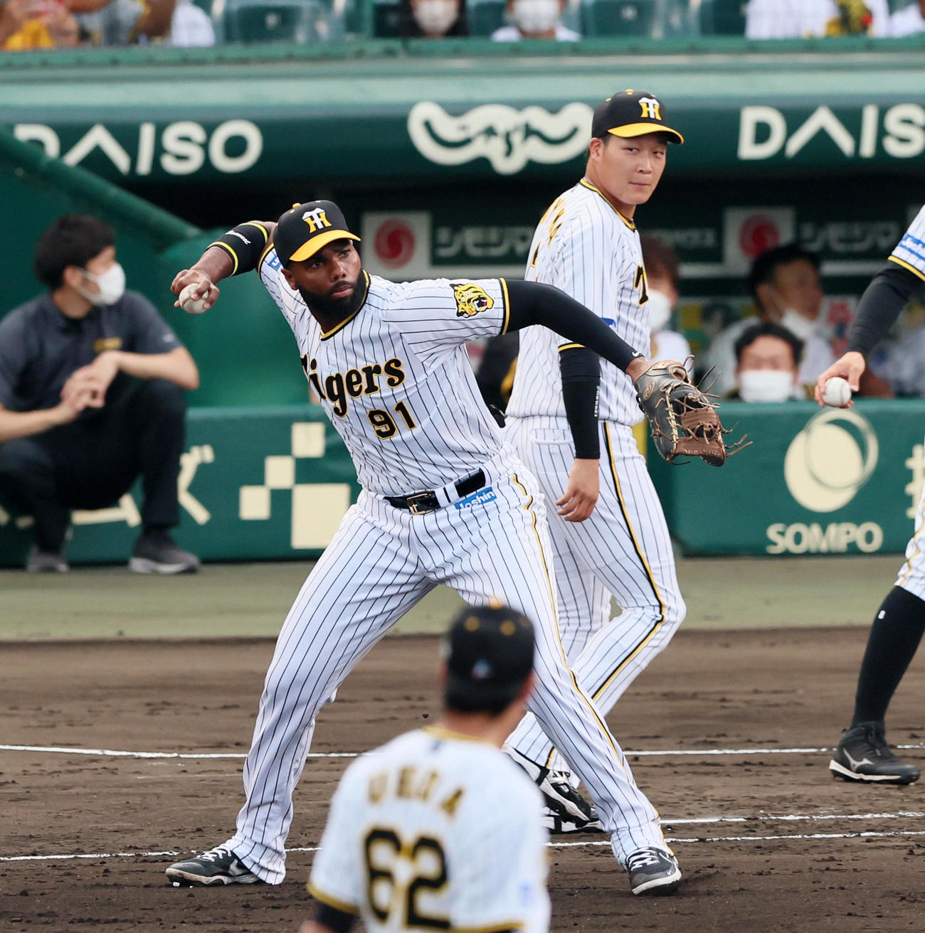 22日、シートノックで一塁守備位置に入ったロドリゲス（左）と大山