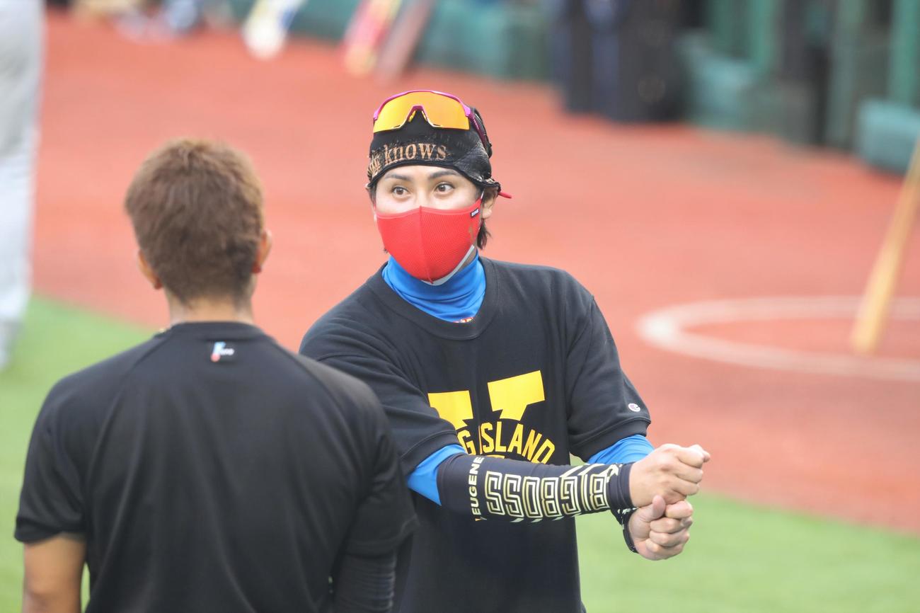 チームに合流し今川と話す日本ハム新庄監督（撮影・黒川智章）