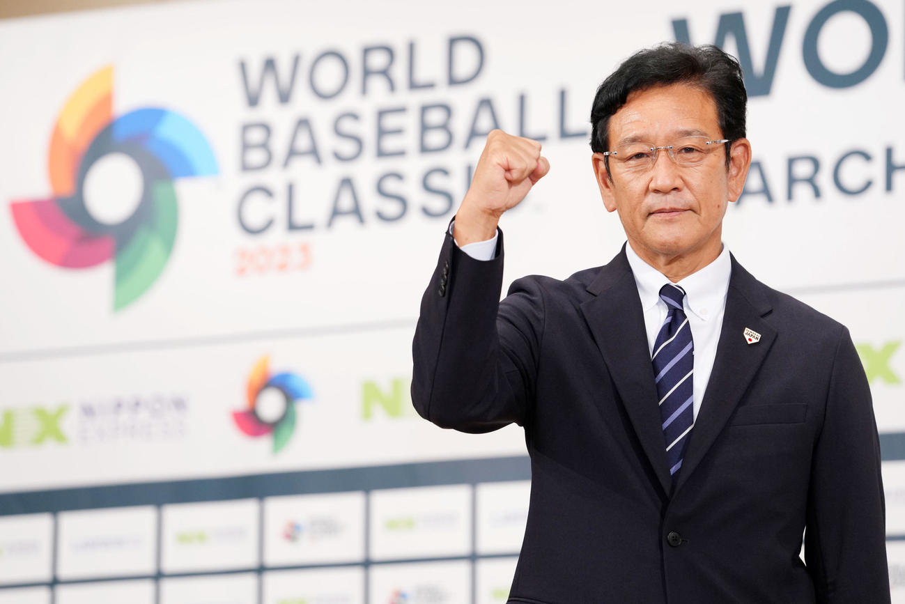 力強くガッツポーズする栗山監督（撮影・横山健太）
