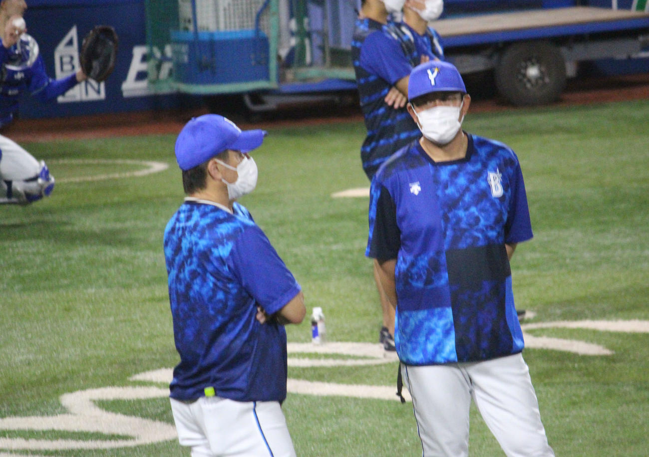 全体練習中、石井野手総合コーチ、鈴木打撃コーチと会話するDeNA三浦監督（撮影・久保賢吾）