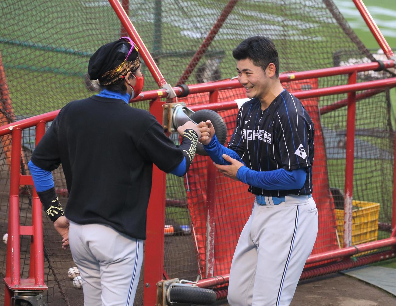 チームに合流し清宮（右）と話す日本ハム新庄監督（撮影・黒川智章）