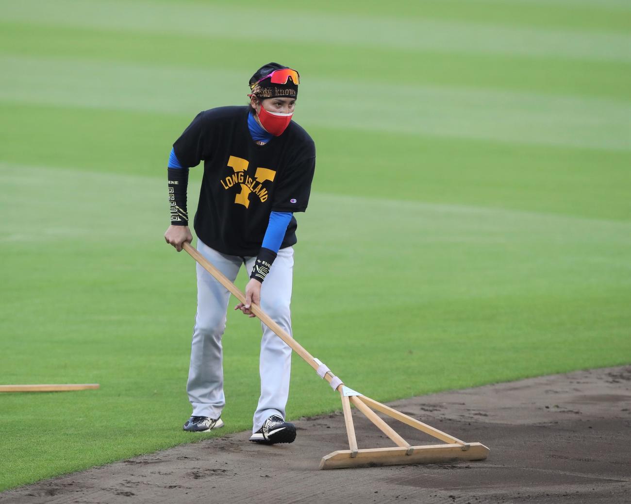 グラウンド整備をする日本ハム新庄監督（撮影・黒川智章）