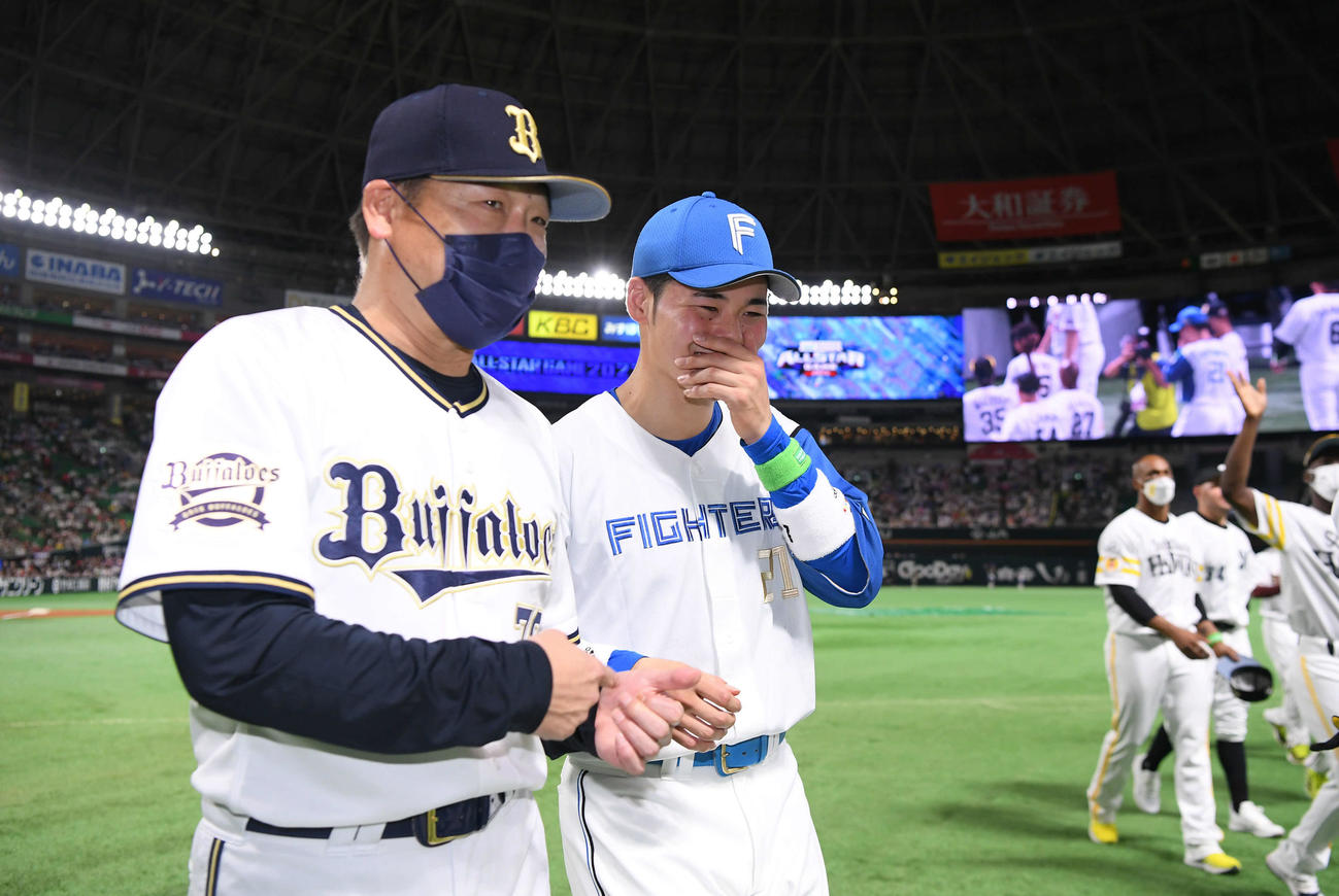 全パ対全セ　日本ハム清宮（右）と笑顔で引き揚げるオリックス中嶋監督（2022年7月26日撮影）