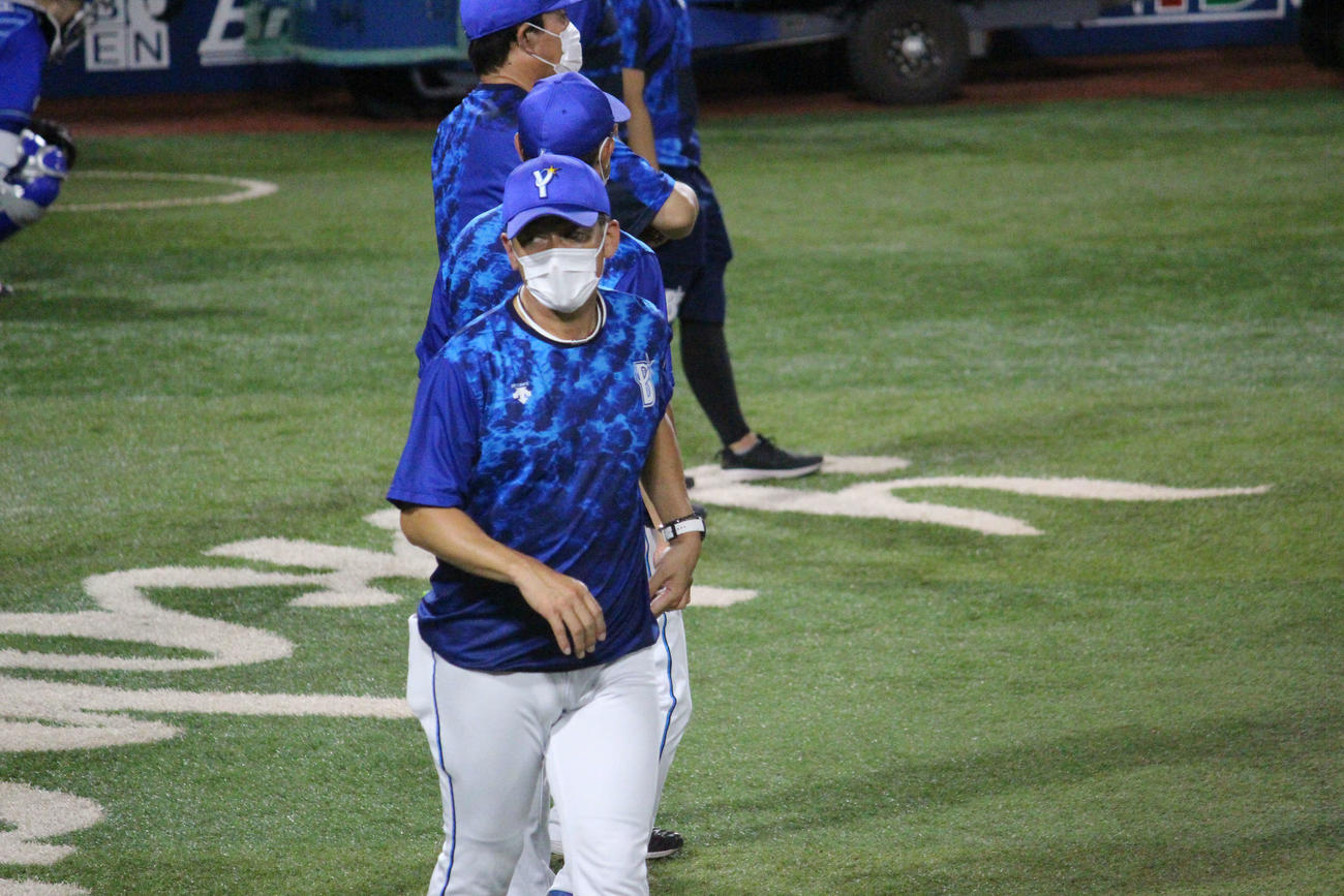 全体練習を終え、ベンチに引き揚げるDeNA三浦監督（撮影・久保賢吾）