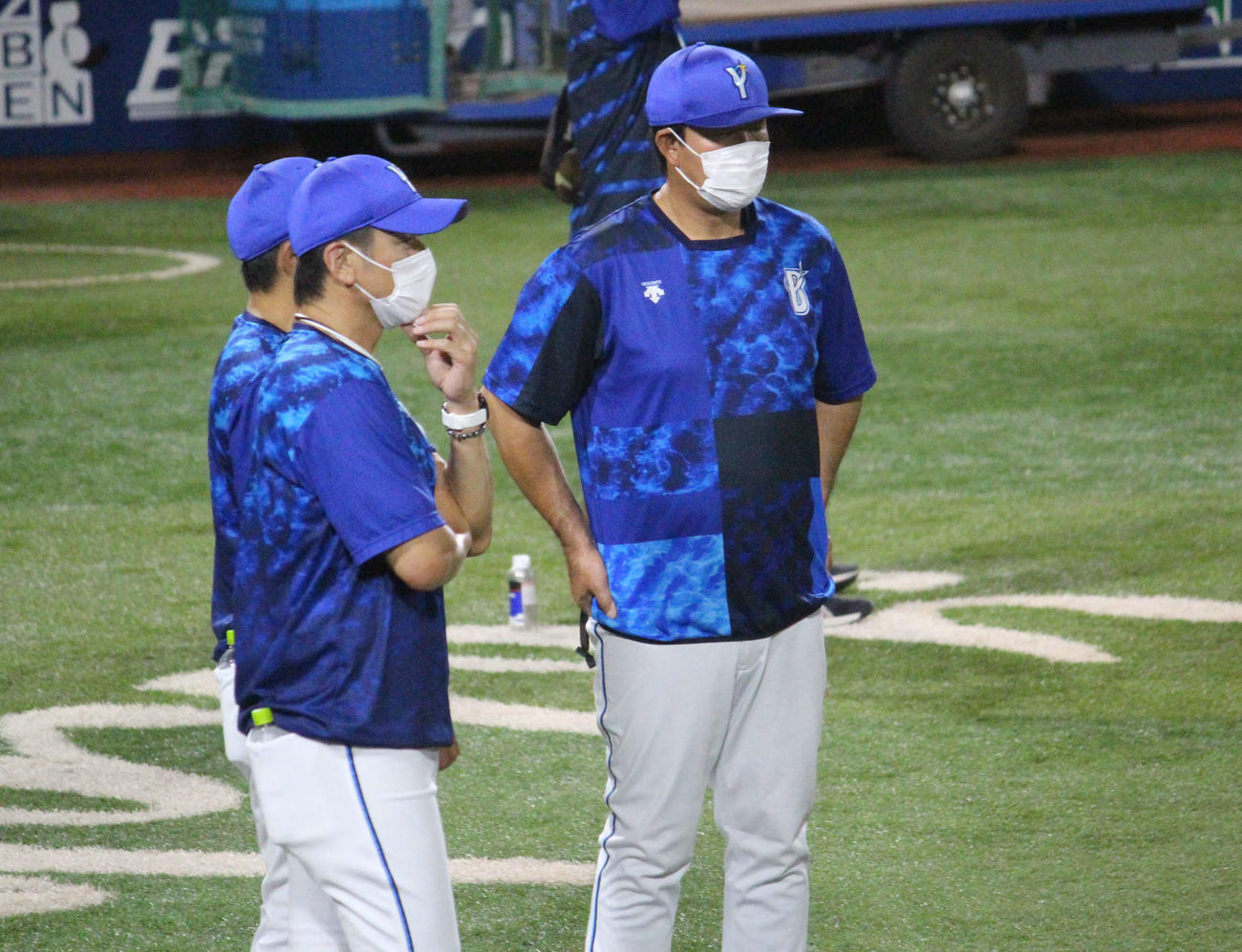 全体練習中、石井野手総合コーチ、鈴木打撃コーチと会話するDeNA三浦監督（撮影・久保賢吾）