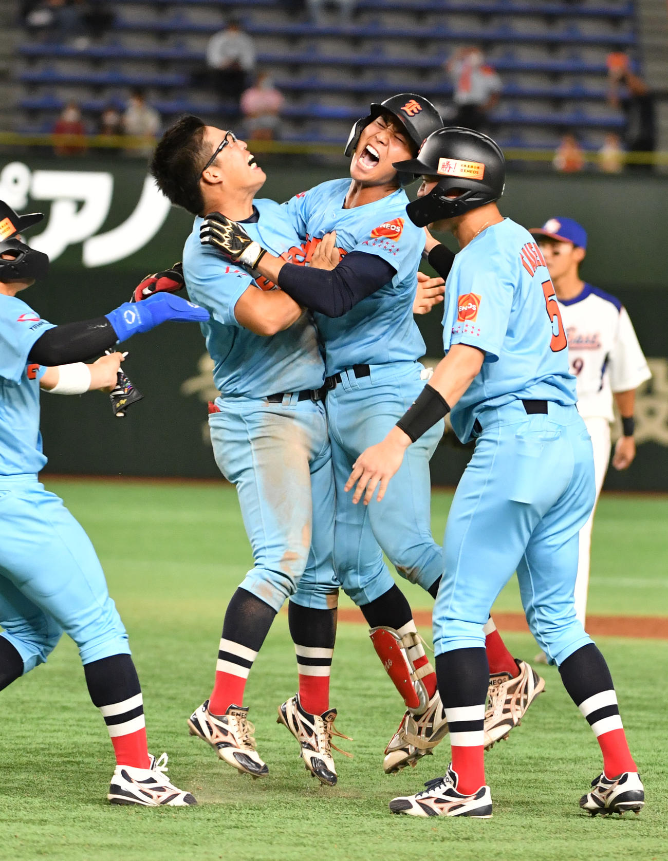 NTT東日本対ENEOS 9回裏ENEOS1死満塁、瀬戸西（中央）は右前にサヨナラ打を放ち村上と抱き合う（撮影・柴田隆二）
