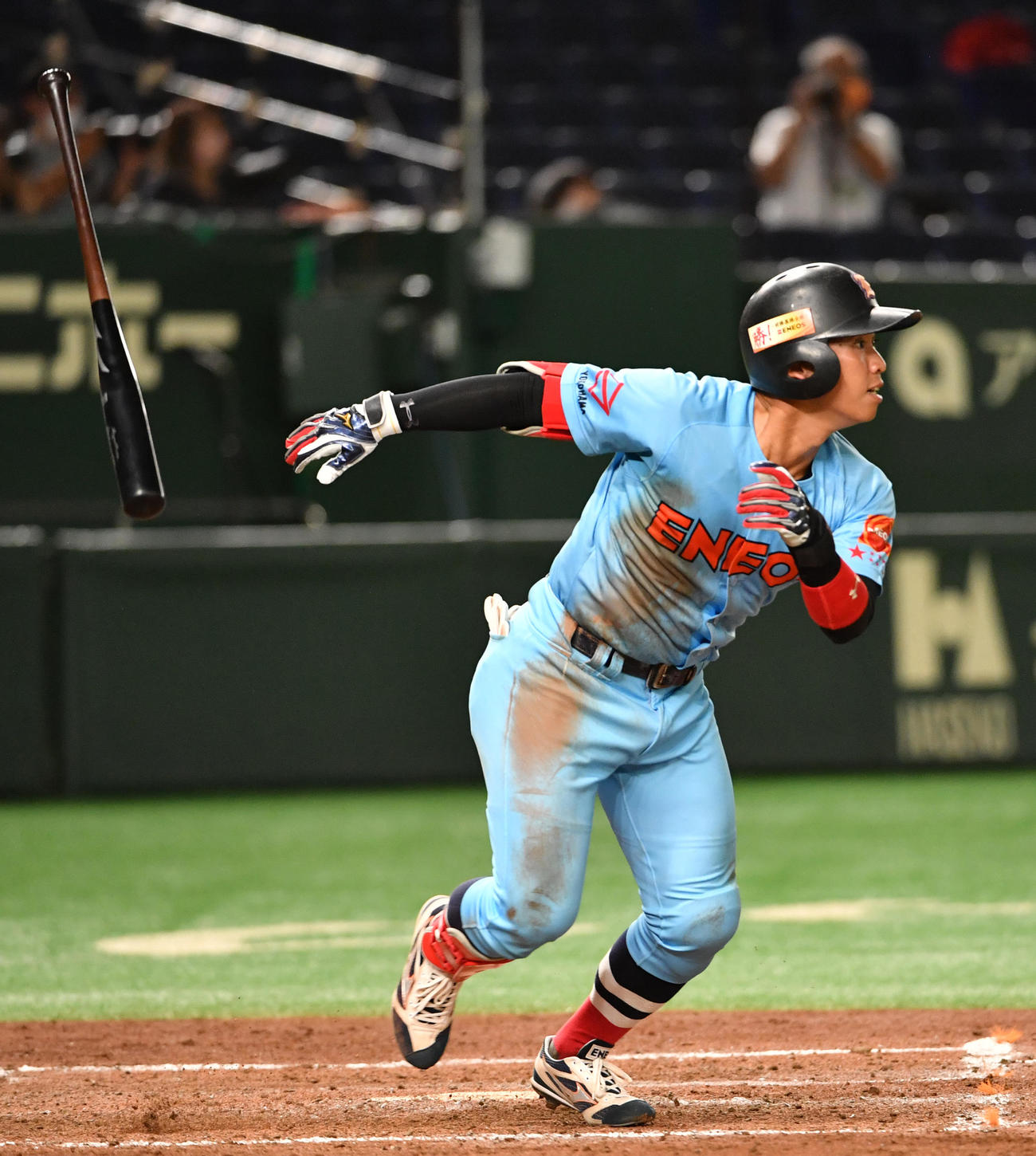 NTT東日本対ENEOS 5回裏ENEOS2死一、二塁、川口は右前に適時打を放つ（撮影・柴田隆二）