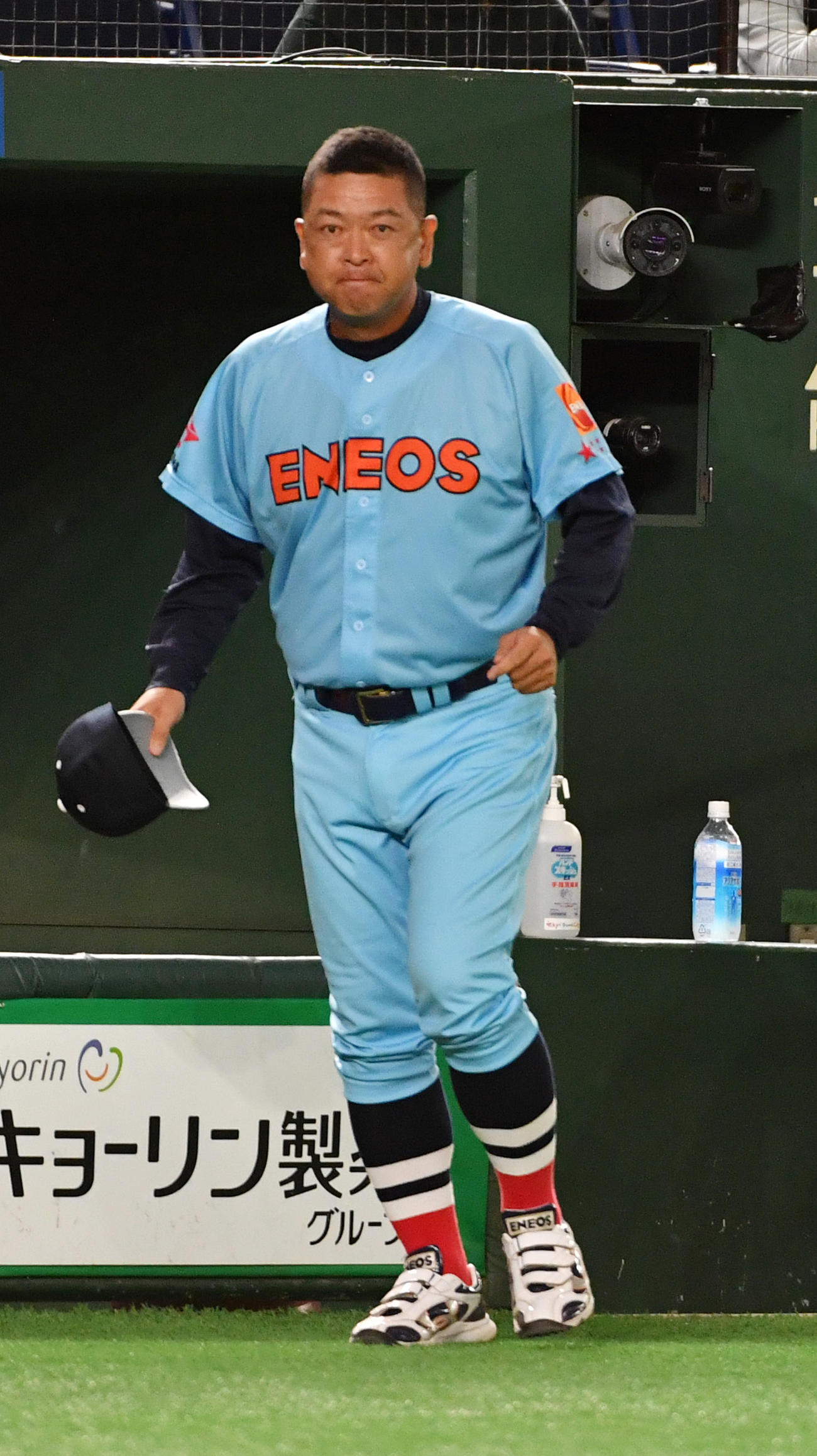 NTT東日本対ENEOS　勝利監督インタビューを終えたENEOS・大久保監督は、明日に向け気合の入った表情を見せる（撮影・柴田隆二）