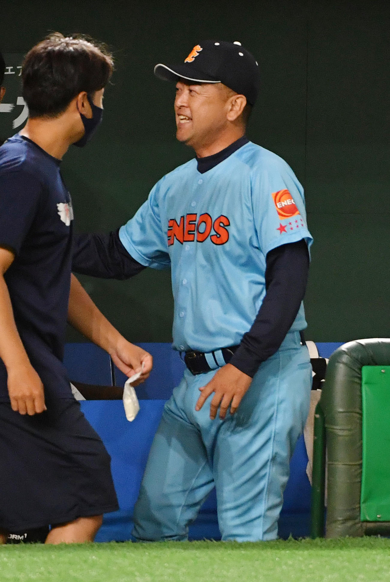 NTT東日本対ENEOS　勝利監督インタビューを終えたENEOS・大久保監督は笑顔を見せる（撮影・柴田隆二）