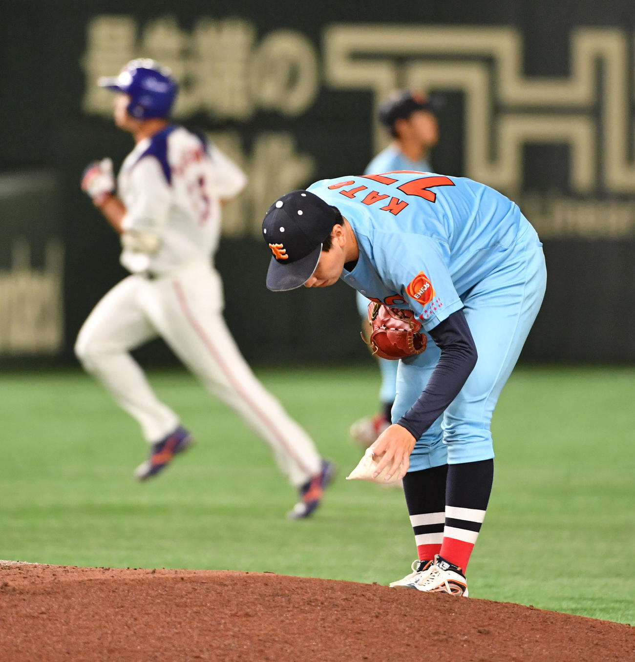 NTT東日本対ENEOS 4回表NTT東日本1死一塁、長沢に左越えに本塁打を浴びた加藤（撮影・柴田隆二）