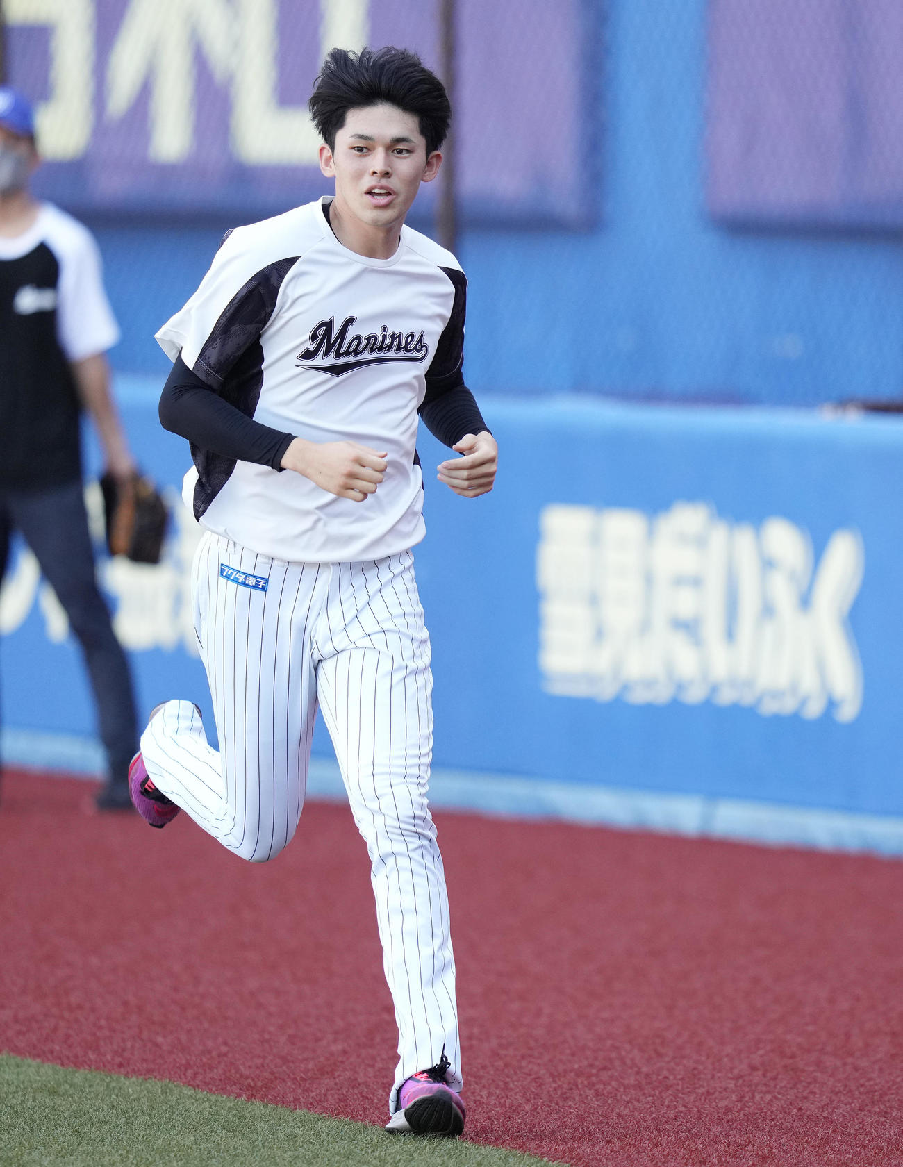 ロッテ対オリックス　試合前練習で走るロッテ佐々木朗希（撮影・鈴木みどり）