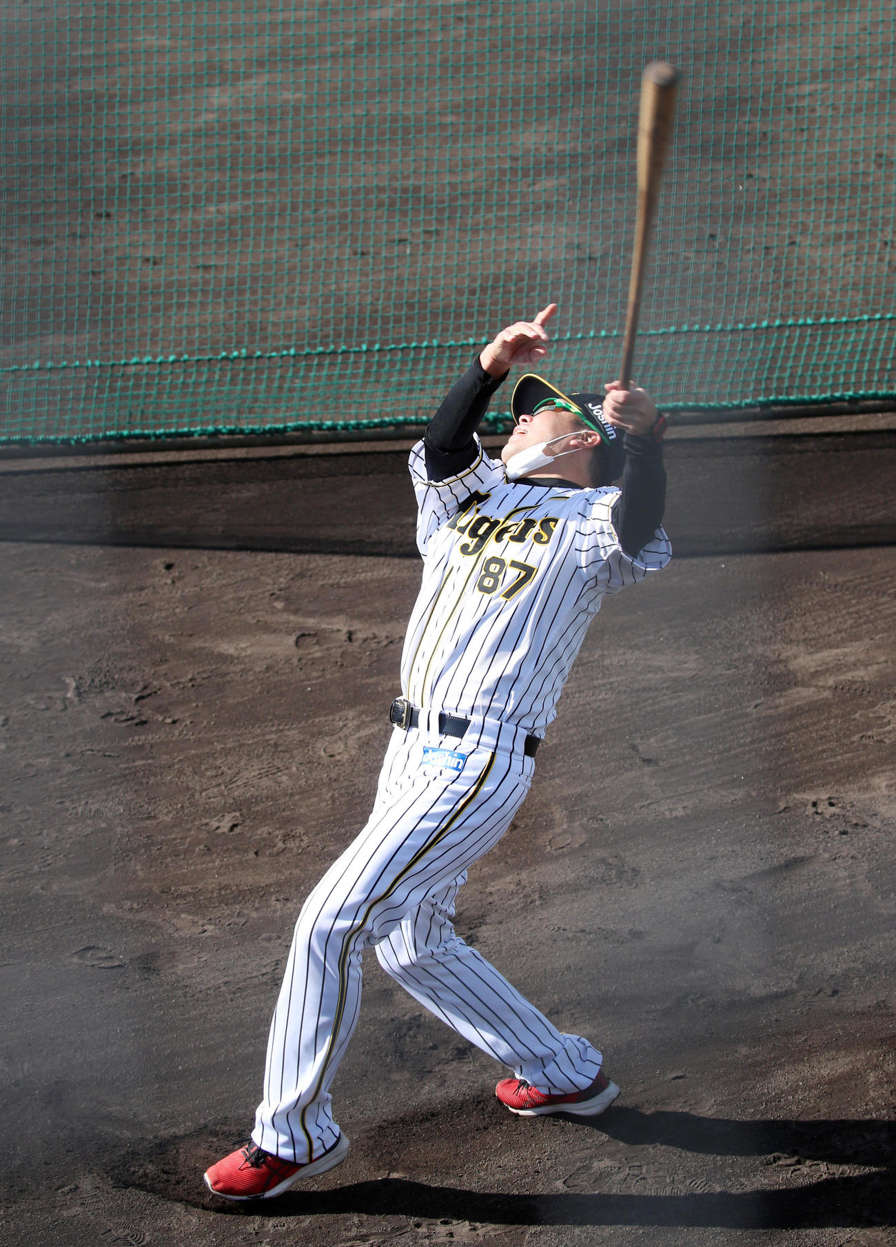 2021年11月28日、フライノックを打ち上げる野村克則コーチ（撮影・加藤哉）