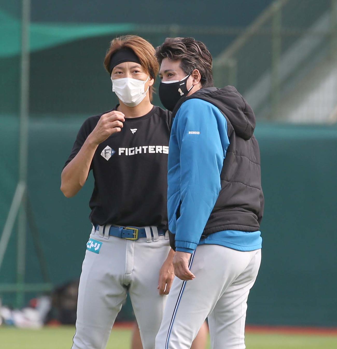 楽天対日本ハム　試合前練習で宮西（左）と話す新庄監督（撮影・黒川智章）