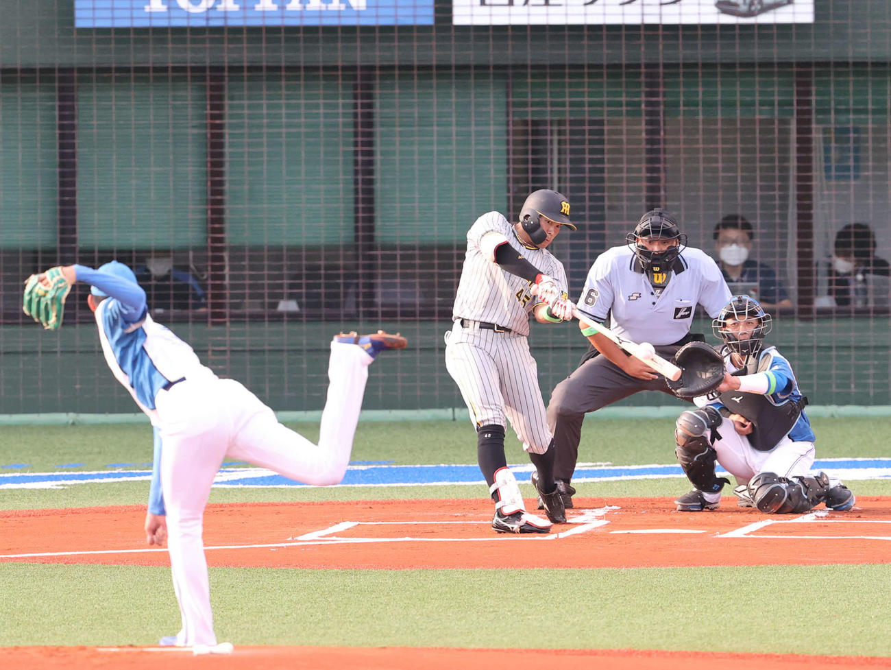 23日、フレッシュオールスターで先頭打者本塁打を放つ遠藤成（撮影・梅根麻紀）