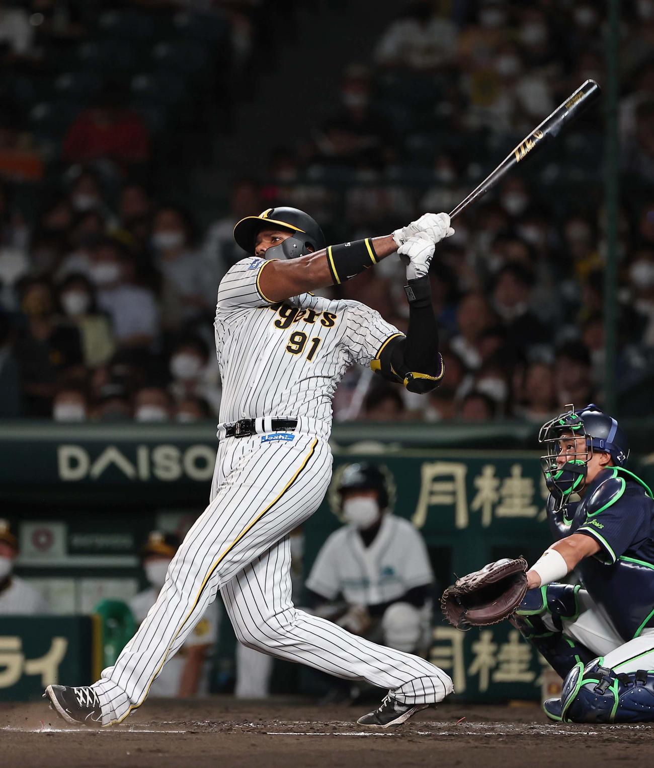 阪神対ヤクルト　4回裏阪神無死、ロドリゲスは左越えにソロ本塁打を放つ（撮影・上田博志）