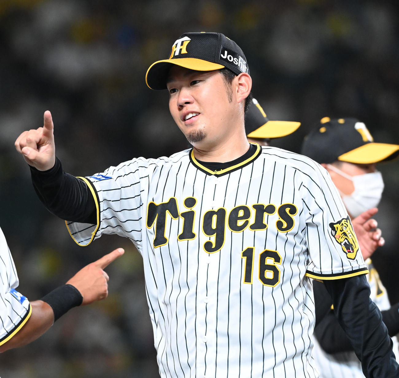 阪神対ヤクルト　6回、笑顔でベンチに戻る西勇（撮影・前岡正明）